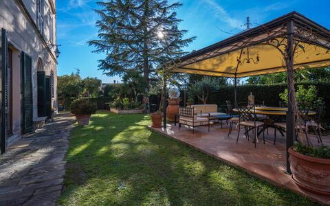 Ely Apartment In Villa, Wifi, Terricciola, Pisa: Tuin, Bloempot, Landscaping, Schaduw, Flagstone, Kamerplant, Werf, Hacienda, Stoel, Backyard