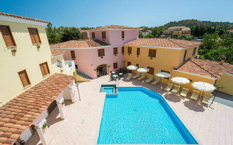 Violet Residence In Orosei: Zwembad, Toevlucht, Menselijke Nederzetting, Buitenmeubels, Hotel, Landgoed, Villa, Hacienda, Badplaats, Thermae