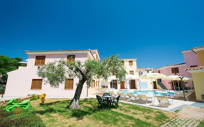 Violet Residence In Orosei: Zwembad, Woongebied,  Dorf\, Toevlucht, Landgoed, Menselijke Nederzetting, Buitenmeubels, Huis, Appartement, Hacienda