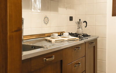 Appartamento Ontani: Keuken, Countertop, Toestel Van De Keuken, Cabinetry, Hout, Flooring, Major Appliance, Interieur Ontwerp, Fornuis, Fornuis