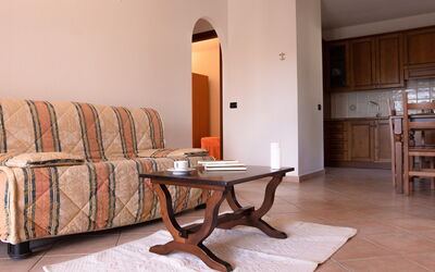 Appartamento Bidderosa: Meubilair, Interieur Ontwerp, Flooring, Hout, Verdieping, Kamer, Appartement, Houten Vloer, Beits, Woonkamer