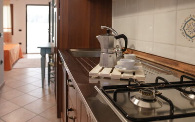 Appartamento Rio: Keuken, Hout, Countertop, Major Appliance, Toestel Van De Keuken, Gootsteen, Fornuis, Gasfornuis, Wastafel, Beits