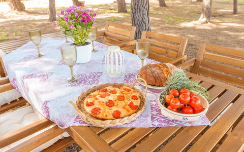 Villa Pallino: Meubilair, Tafel, Tableware, Tafelkleed, Voedsel, Buitenmeubels, Buitentafel, Linens, Nagerecht, Ontbijt