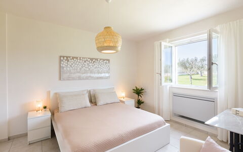 Villa Pallino: Bed, Meubilair, Interieur Ontwerp, Slaapkamer, Bedding, Muur, Laken, Verdieping, Flooring, Plafond