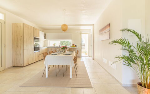 Villa Pallino: Meubilair, Interieur Ontwerp, Flooring, Verdieping, Hout, Plafond, Keuken En Eettafel, Stoel, Houten Vloer, Eetkamer