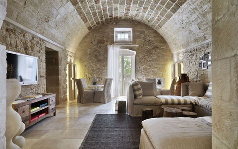 Masseria Capasa: Meubilair, Muur, Interieur Ontwerp, Flooring, Bankstel, Plafond, Verdieping, Woonkamer, Verlichting, Stoel