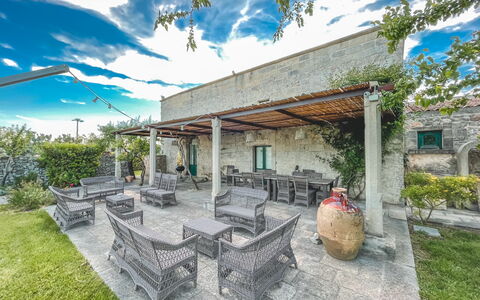 Masseria Capasa: Huis, Landgoed, Schaduw, Landscaping, Tuin, Hacienda, Flagstone, Werf, Bloempot, Binnenplaats