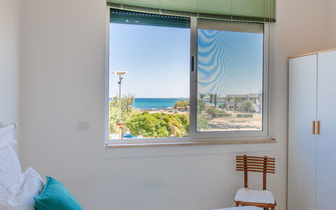 Vista Mare Da Rossella: Meubilair, Raambekleding, Zee, Venster Behandeling, Glas, Oceaan, Linens, Schaduw, Daylighting, Kamerplant