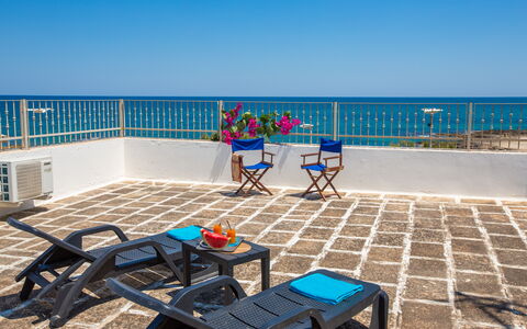 Vista Mare Da Rossella: Blauw, Meubilair, Verdieping, Flooring, Stoel, Tafel, Zee, Oceaan, Buitenmeubels, Toevlucht