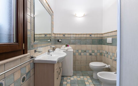 La Vista Mare Da Viola: Flooring, Loodgieterswerkinrichting, Badkamer, Verdieping, Interieur Ontwerp, Tegel, Wastafel In De Badkamer, Kraan, Loodgieter, Wastafel