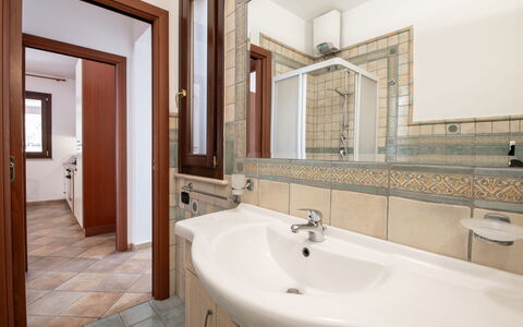 La Vista Mare Da Viola: Loodgieterswerkinrichting, Wastafel In De Badkamer, Flooring, Interieur Ontwerp, Wastafel, Verdieping, Badkamer, Kraan, Loodgieter, Plafond