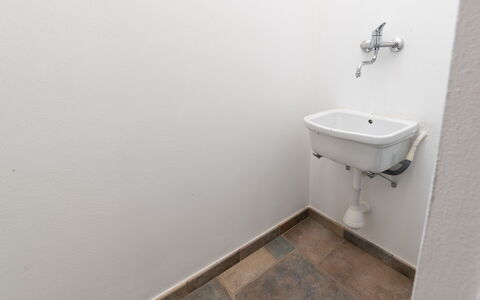 La Vista Mare Da Viola: Muur, Loodgieterswerkinrichting, Flooring, Verdieping, Badkamer, Loodgieter, Wastafel, Kraan, Wastafel In De Badkamer, Tegel