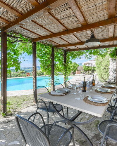 Villa Poggio La Croce: Meubilair, Buitenmeubels, Stoel, Zwembad, Buitentafel, Toevlucht, Flagstone, Eco Hotel, Schaduw, Keuken En Eettafel