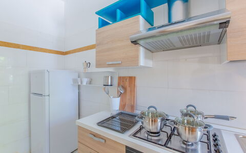 Villa Asami: Keuken, Toestel Van De Keuken, Countertop, Major Appliance, Flooring, Interieur Ontwerp, Cabinetry, Hout, Meubilair, Verdieping