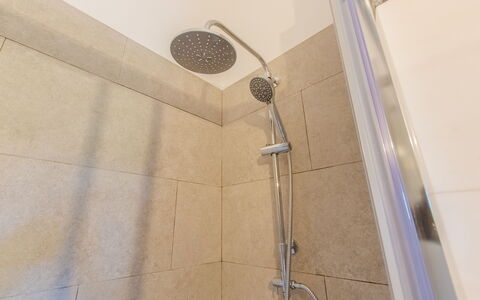 Villa Asami: Muur, Flooring, Douchekop, Loodgieterswerkinrichting, Verdieping, Badkamer, Douche, Douchestang, Samengesteld Materiaal, Loodgieter