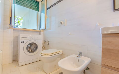 Villa Asami: Badkamer, Flooring, Interieur Ontwerp, Loodgieterswerkinrichting, Verdieping, Toilet, Wc Bril, Wastafel, Kraan, Wastafel In De Badkamer