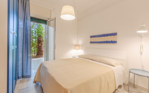 Villa Asami: Interieur Ontwerp, Verdieping, Flooring, Plafond, Kamer, Appartement, Slaapkamer, Bed, Venster Behandeling, Bedding
