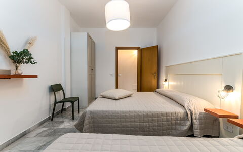 Villa Coralia: Interieur Ontwerp, Bed, Slaapkamer, Muur, Meubilair, Flooring, Laken, Bedding, Verdieping, Plafond