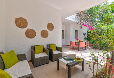 Villa Coralia: Meubilair, Flooring, Interieur Ontwerp, Verdieping, Stoel, Plafond, Kamer, Woonkamer, Kamerplant, Keuken En Eettafel