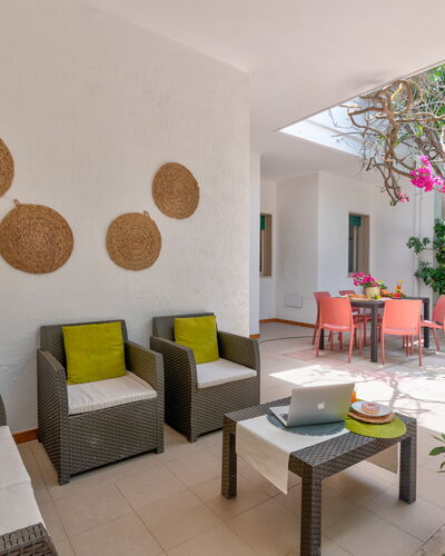 Villa Coralia: Meubilair, Flooring, Interieur Ontwerp, Verdieping, Stoel, Plafond, Kamer, Woonkamer, Kamerplant, Keuken En Eettafel