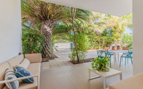 Villa Nami: Eco Hotel, Schaduw, Toevlucht, Stoel, Buitenmeubels, Tuin, Landscaping, Tropen, Kamerplant