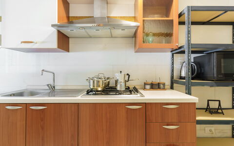Villa Nami: Toestel Van De Keuken, Keuken, Countertop, Major Appliance, Cabinetry, Fornuis, Fornuis, Gasfornuis, Hout, Gootsteen