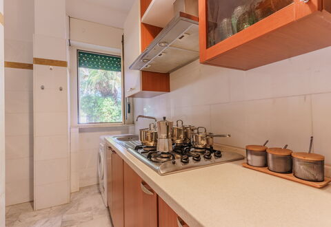 Villa Nami: Keuken, Toestel Van De Keuken, Countertop, Major Appliance, Hout, Flooring, Interieur Ontwerp, Gootsteen, Verdieping, Cabinetry