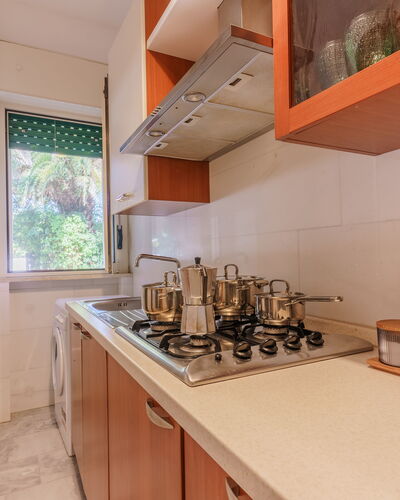 Villa Nami: Keuken, Toestel Van De Keuken, Countertop, Major Appliance, Hout, Flooring, Interieur Ontwerp, Gootsteen, Verdieping, Cabinetry