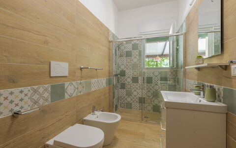 Villa San Vito: Flooring, Verdieping, Tegel, Loodgieterswerkinrichting, Wastafel, Badkamer, Kraan, Loodgieter, Wastafel In De Badkamer