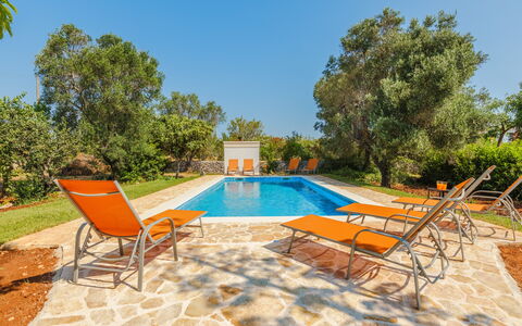 Villa San Vito: Zwembad, Buitenmeubels, Toevlucht, Stoel, Tuin, Landgoed, Schaduw, Backyard, Hacienda, Landscaping