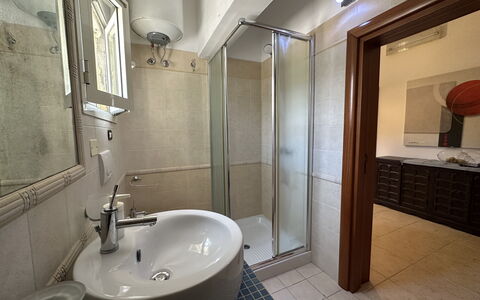 Villa Azzurra: Flooring, Verdieping, Interieur Ontwerp, Loodgieterswerkinrichting, Badkamer, Hout, Wastafel, Meubilair, Wastafel In De Badkamer, Kraan