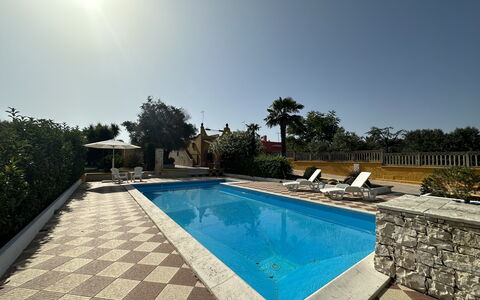 Villa Azzurra: Zwembad, Blauw, Water, Toevlucht, Samengesteld Materiaal, Waterpartij, Flagstone, Schaduw, Eco Hotel, Tegel