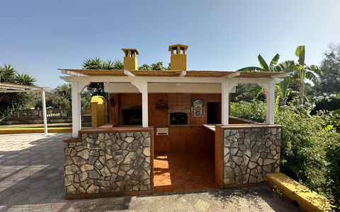 Villa Azzurra: Schaduw, Outdoor Structuur, Beits, Backyard, Kolom, Buitenmeubels, Toevlucht, Buitentafel, Pergola, Veranda