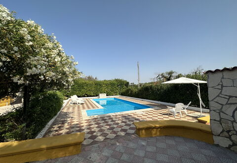 Villa Azzurra: Zwembad, Samengesteld Materiaal, Toevlucht, Landgoed, Landscaping, Eco Hotel, Schaduw, Tegel, Waterpartij, Hacienda