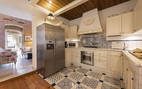 Villa Zambra: Keuken, Flooring, Interieur Ontwerp, Verdieping, Countertop, Toestel Van De Keuken, Meubilair, Major Appliance, Hout, Cabinetry
