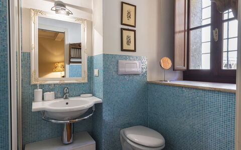 Villa Zambra: Badkamer, Wastafel In De Badkamer, Loodgieterswerkinrichting, Interieur Ontwerp, Wastafel, Flooring, Verdieping, Kraan, Spiegel, Loodgieter
