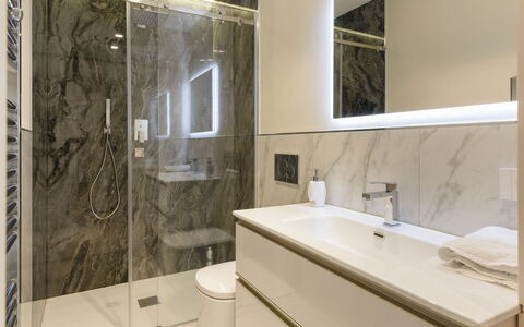 Villa Fiumetto: Flooring, Verdieping, Loodgieterswerkinrichting, Interieur Ontwerp, Badkamer, Spiegel, Badkamerkast, Wastafel In De Badkamer, Loodgieter, Kraan