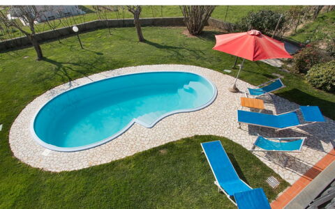 Villa Camaiore: Blauw, Zwembad, Buitenmeubels, Toevlucht, Samengesteld Materiaal, Eco Hotel, Vrije Tijd, Hacienda, Ligstoel, Schaduw