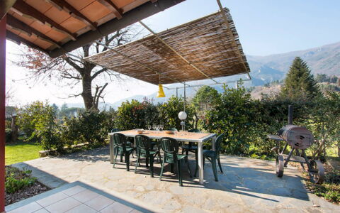 Villa Camaiore: Meubilair, Schaduw, Buitenmeubels, Buitentafel, Stoel, Tuin, Bergketen, Outdoor Structuur, Eco Hotel, Flagstone