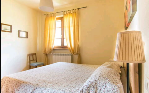 Villa Camaiore: Meubilair, Bed, Interieur Ontwerp, Muur, Slaapkamer, Laken, Hout, Flooring, Verdieping, Bedding
