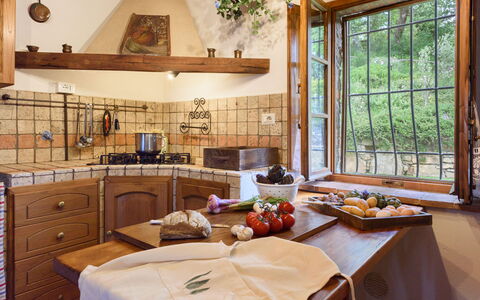 Villa Tregole: Keuken, Interieur Ontwerp, Hout, Meubilair, Flooring, Countertop, Kamer, Cabinetry, Plafond, Verdieping