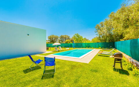 Villa Eufriama: Blauw, Zwembad, Gazon, Kunstgras, Landscaping, Schaduw, Ontwerp, Toevlucht, Backyard, Hotel
