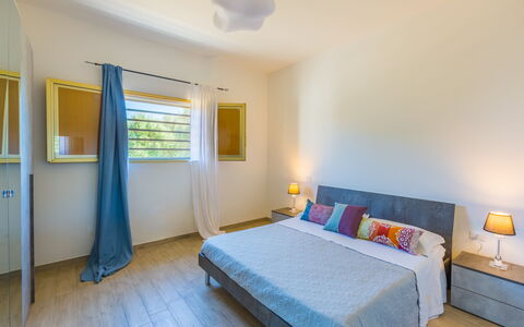 Villa Eufriama: Interieur Ontwerp, Flooring, Verdieping, Meubilair, Hout, Plafond, Bed, Kamer, Verlichting, Slaapkamer