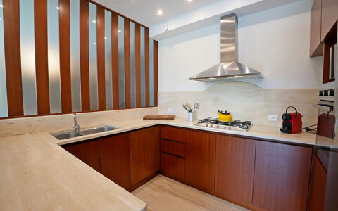 Villa Alex: Keuken, Flooring, Countertop, Hout, Interieur Ontwerp, Toestel Van De Keuken, Cabinetry, Verdieping, Plafond, Major Appliance