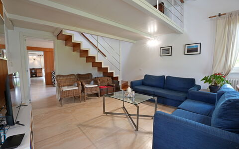 Villa Alex: Meubilair, Interieur Ontwerp, Flooring, Bankstel, Hout, Verdieping, Plafond, Kamer, Tafel, Woonkamer