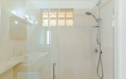 Casa Lea: Badkamer, Muur, Loodgieterswerkinrichting, Interieur Ontwerp, Flooring, Douchekop, Verdieping, Douche, Loodgieter, Verlichting
