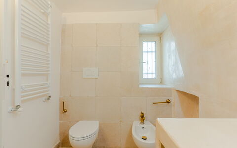Casa Lea: Badkamer, Wc Bril, Flooring, Loodgieterswerkinrichting, Muur, Verdieping, Toilet, Interieur Ontwerp, Loodgieter, Tegel