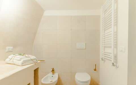 Casa Lea: Flooring, Wc Bril, Verdieping, Muur, Badkamer, Toilet, Loodgieterswerkinrichting, Hout, Interieur Ontwerp, Plafond