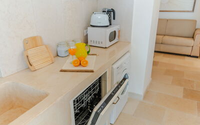 Casa Lea: Interieur Ontwerp, Flooring, Countertop, Verdieping, Kamer, Keuken, Huishoudapparatuur, Cabinetry, Toestel Van De Keuken, Tegel