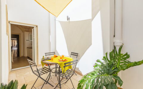 Dimora Storica: Meubilair, Interieur Ontwerp, Stoel, Plafond, Schaduw, Beits, Kamerplant, Keuken En Eettafel, Buitenmeubels, Eco Hotel